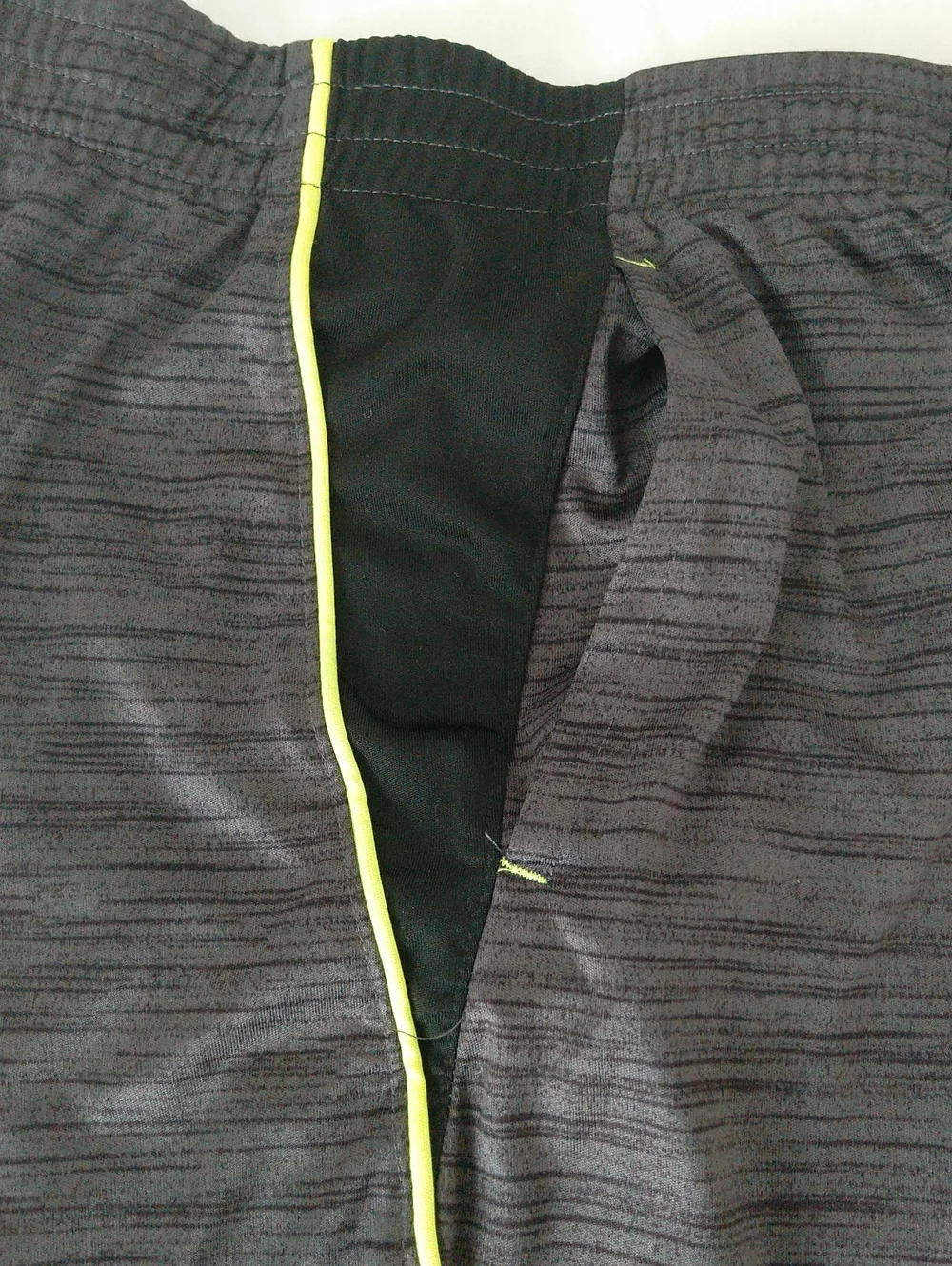 Spalding Boys Dark Grey, Black And Neon Green Athletic Shorts Size M (10-12)